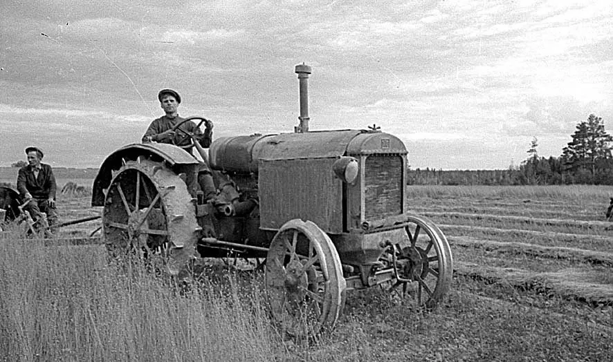 Первый трактор в колхозе - символ механизации сельского хозяйства СССР